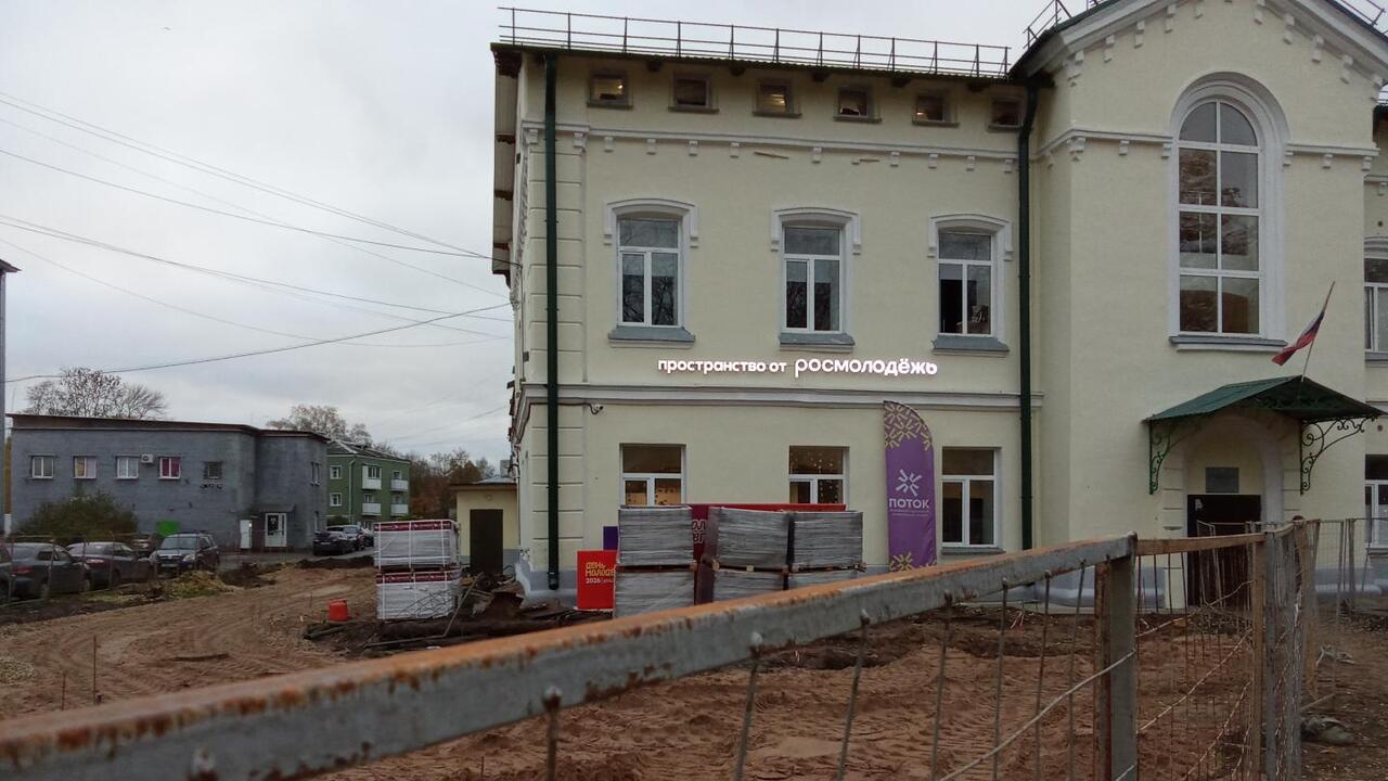 Вокруг молодежного пространства благоустраивают территорию