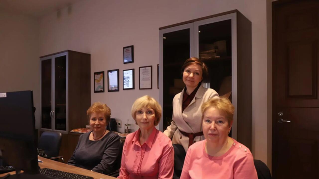 Возраст серебряный, а голова золотая